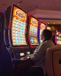 Tampilan aplikasi mobile funslot menampilkan dealer langsung dan antarmuka permainan