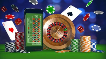 Dealer studio kasino langsung funslot melakukan pengundian Paito Warna dengan peralatan mesin hasil di hadapan kamera